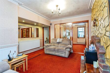 3 bedroom Mid Terrace House for sale