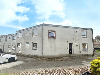High Street, 2 bedroom  Flat for sale, £37,500