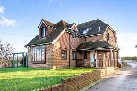 Hook Green Road, 3 bedroom Detached House to rent, &pound;2,200 pcm