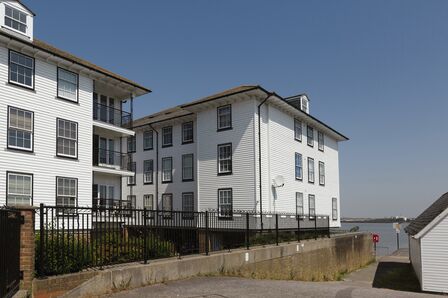 Commercial Place, 2 bedroom  Flat to rent, £1,350 pcm