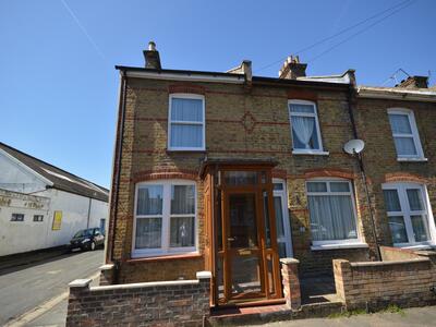 Mead Road, 3 bedroom House to rent, &pound;1,550 pcm