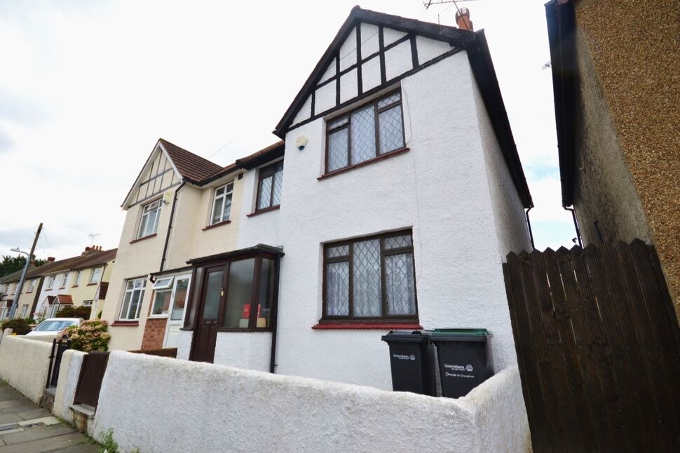 Main image of 4 bedroom Semi Detached House to rent, Salisbury Road, Gravesend, Kent, DA11
