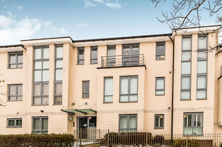 Springhead Parkway, 2 bedroom  Flat to rent, £1,450 pcm