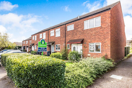 Cobsdene, 3 bedroom Mid Terrace House to rent, £1,600 pcm