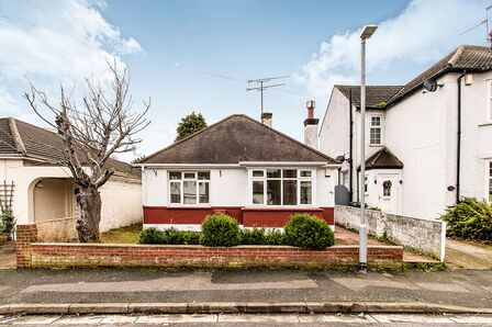 Hollybush Road, 3 bedroom Detached Bungalow to rent, &pound;1,600 pcm