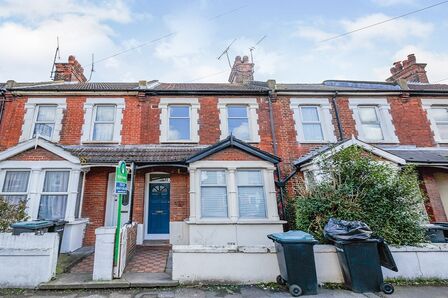 Russell Road, 3 bedroom Mid Terrace House to rent, £1,700 pcm