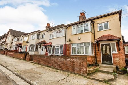 3 bedroom Mid Terrace House to rent