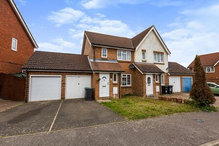 Richmond Drive, 3 bedroom Semi Detached House to rent, £1,650 pcm