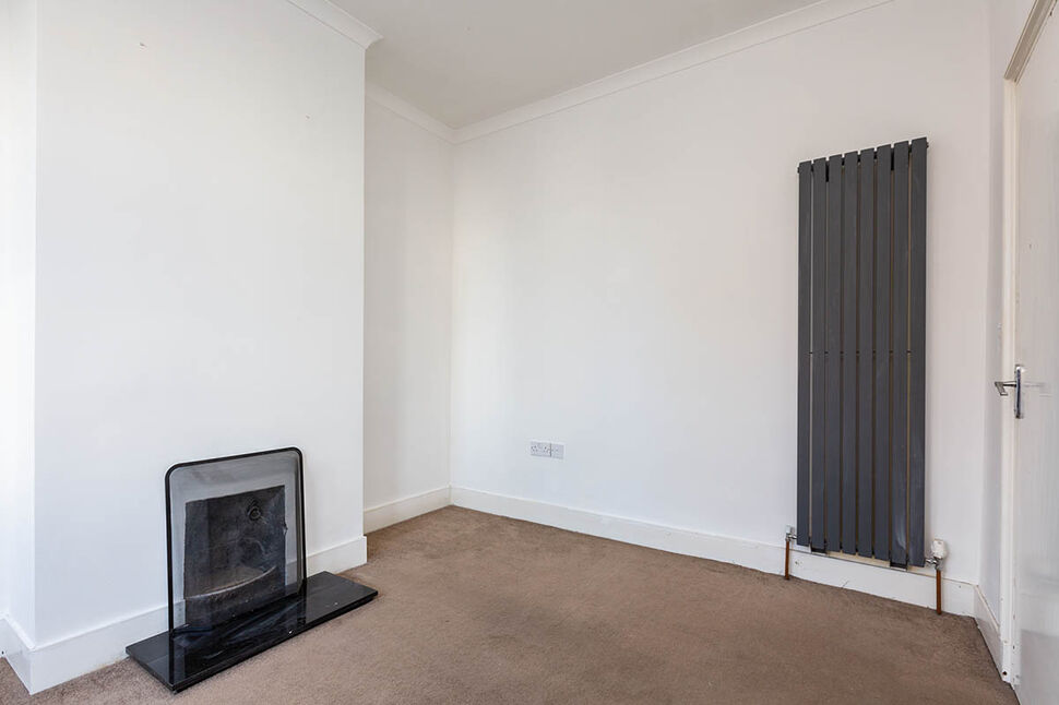 3 bedroom Mid Terrace House for sale, Dover Road, Northfleet, DA11 £