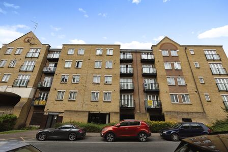 Black Eagle Drive, 2 bedroom  Flat to rent, £1,350 pcm