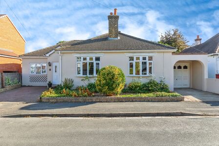 Hollybush Road, 3 bedroom Detached Bungalow for sale, £575,000