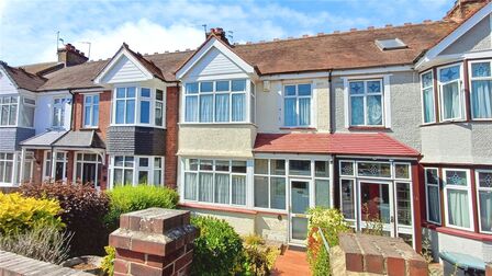 3 bedroom Mid Terrace House for sale