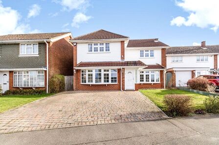 Chantry Avenue, 4 bedroom Detached House to rent, £2,300 pcm