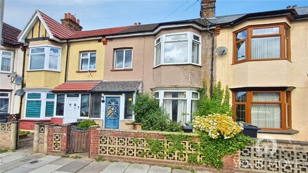 3 bedroom Mid Terrace House for sale