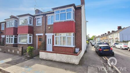 Lynton Road South, 3 bedroom End Terrace House to rent, &pound;1,650 pcm