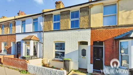 Lynton Road South, 3 bedroom Mid Terrace House to rent, &pound;1,650 pcm