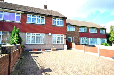 Springhead Road, 3 bedroom Semi Detached House to rent, &pound;1,800 pcm