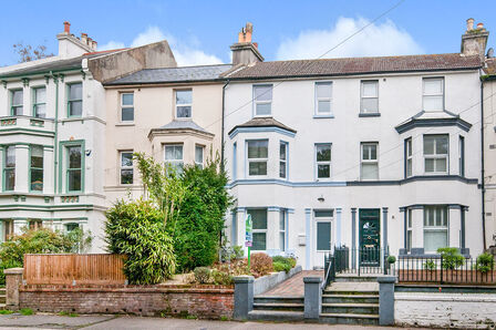 London Road, 3 bedroom Mid Terrace House to rent, £1,300 pcm