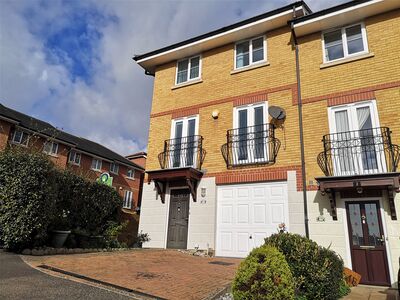 4 bedroom End Terrace House to rent
