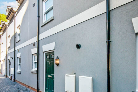 Royal Mews, 2 bedroom Mid Terrace House to rent, &pound;1,100 pcm