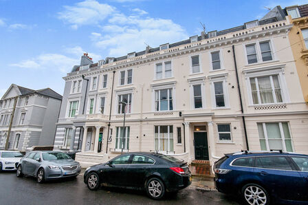 West Hill Road, 2 bedroom  Flat to rent, £1,050 pcm