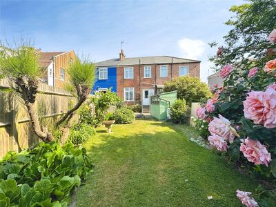 3 bedroom Mid Terrace House for sale