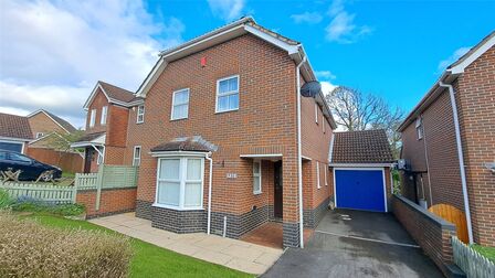 Beacon Hill, 4 bedroom Detached House to rent, £1,800 pcm