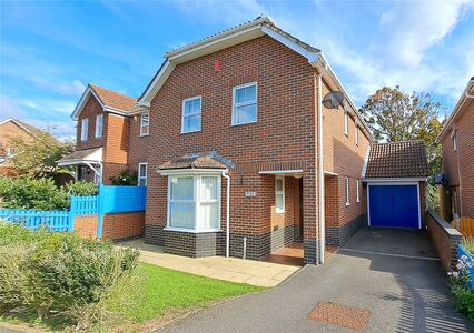 Beacon Hill, 4 bedroom Detached House to rent, £1,750 pcm