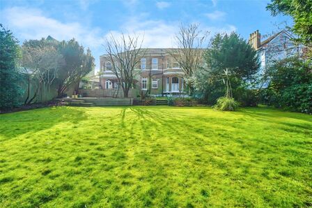 Laton Road, 1 bedroom  Flat for sale, £145,000
