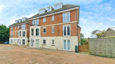 The Ridge, 2 bedroom Flat to rent, &pound;1,350 pcm
