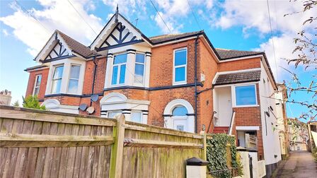 Cromer Walk, 2 bedroom  Flat to rent, £1,000 pcm
