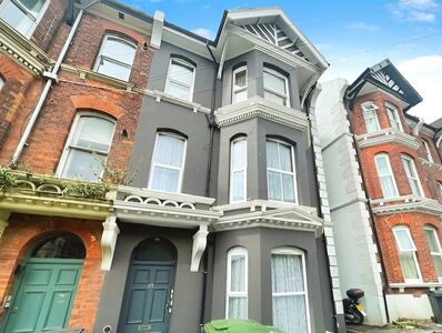Priory Avenue, 2 bedroom  Flat for sale, £250,000