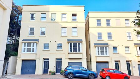 Archery Gardens, 4 bedroom Semi Detached House to rent, £2,400 pcm