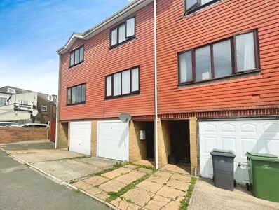 Chatham Road, 3 bedroom Mid Terrace House for sale, £285,000