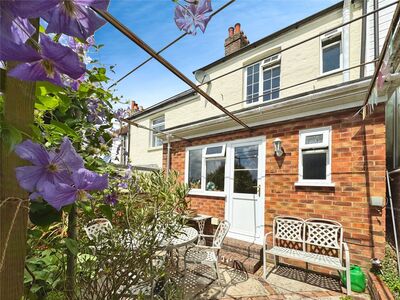 2 bedroom Mid Terrace House for sale