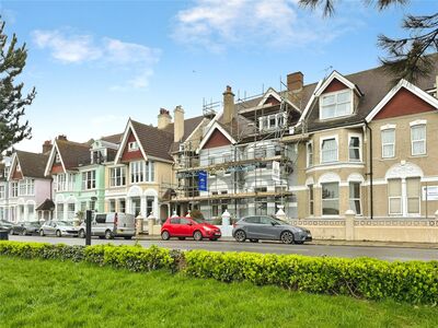 Grosvenor Crescent, 4 bedroom Flat for sale, &pound;550,000