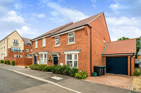 Burgundy Drive, 3 bedroom Semi Detached House to rent, £2,100 pcm