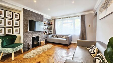 Damask Green, Chaulden, 3 bedroom End Terrace House for sale, £475,000