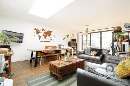 Chaulden House Gardens, 3 bedroom Mid Terrace House for sale, £450,000
