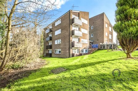 Fern Drive, 1 bedroom  Flat to rent, £1,200 pcm