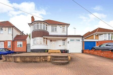 Courtlands Drive, 4 bedroom Detached House to rent, &pound;3,500 pcm