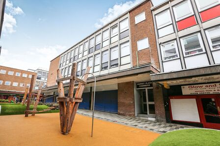 Market Place, 1 bedroom  Flat to rent, £1,000 pcm