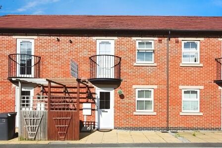 1 bedroom Mid Terrace House to rent