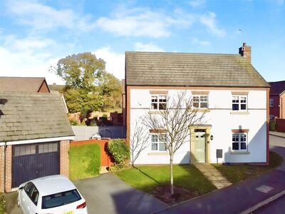 Wentworth Avenue, 4 bedroom Detached House for sale, £385,000