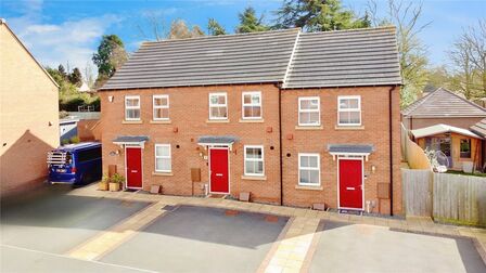 Highgrove Close, 2 bedroom Mid Terrace House for sale, £235,000