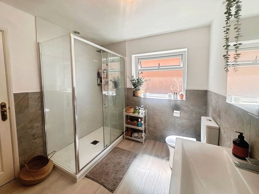 En-Suite Bathroom