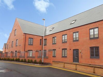 Co-Op Close, 3 bedroom Flat to rent, &pound;1,050 pcm