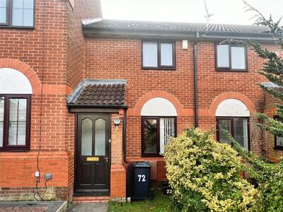 Cromer Way, 2 bedroom Mid Terrace House to rent, £1,300 pcm