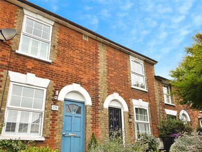 High Street, 2 bedroom Mid Terrace House to rent, £1,400 pcm