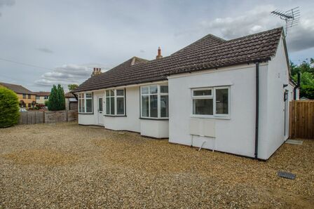 Regent Street, 2 bedroom Semi Detached Bungalow to rent, £1,300 pcm